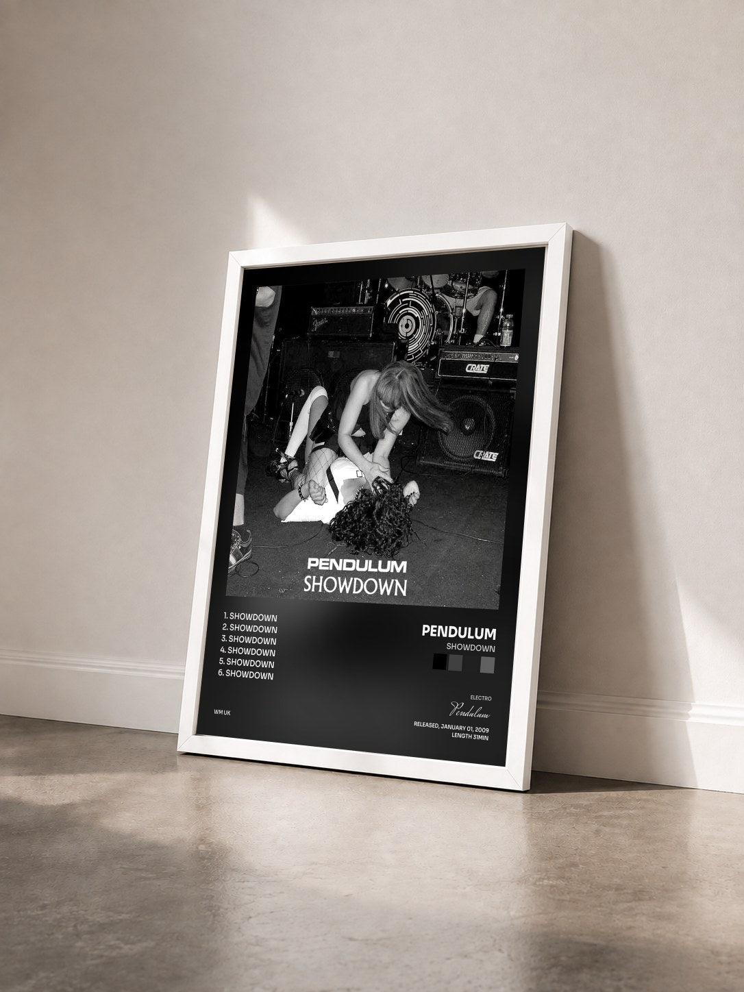 #blanc Tableau de l'album Showdown de Pendulum vu de trois quarts, cadre blanc