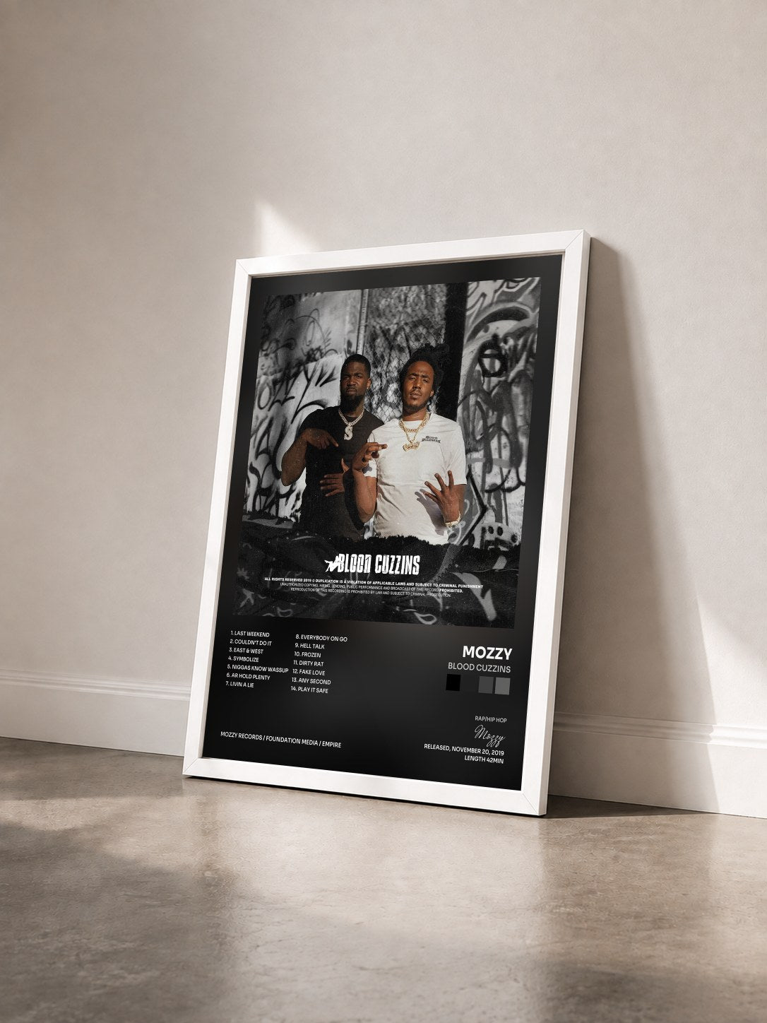 #blanc Tableau de l'album Blood Cuzzins de Mozzy vu de trois quarts, cadre blanc