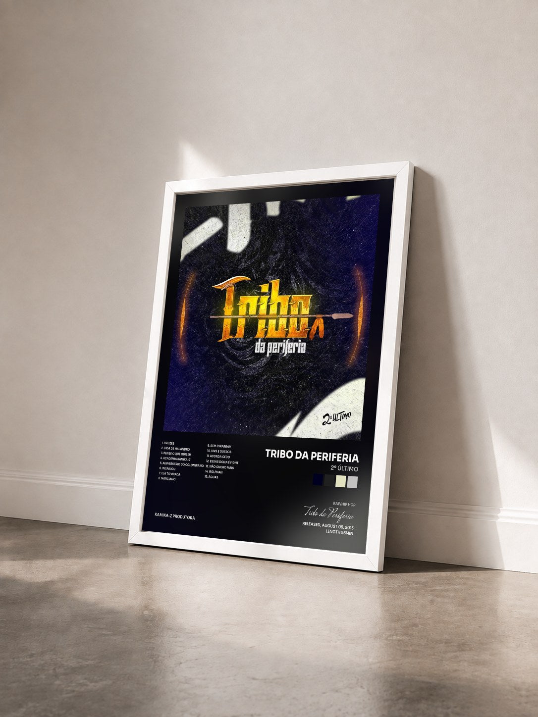 #blanc Tableau de l'album 2º Último de Tribo da Periferia vu de trois quarts, cadre blanc