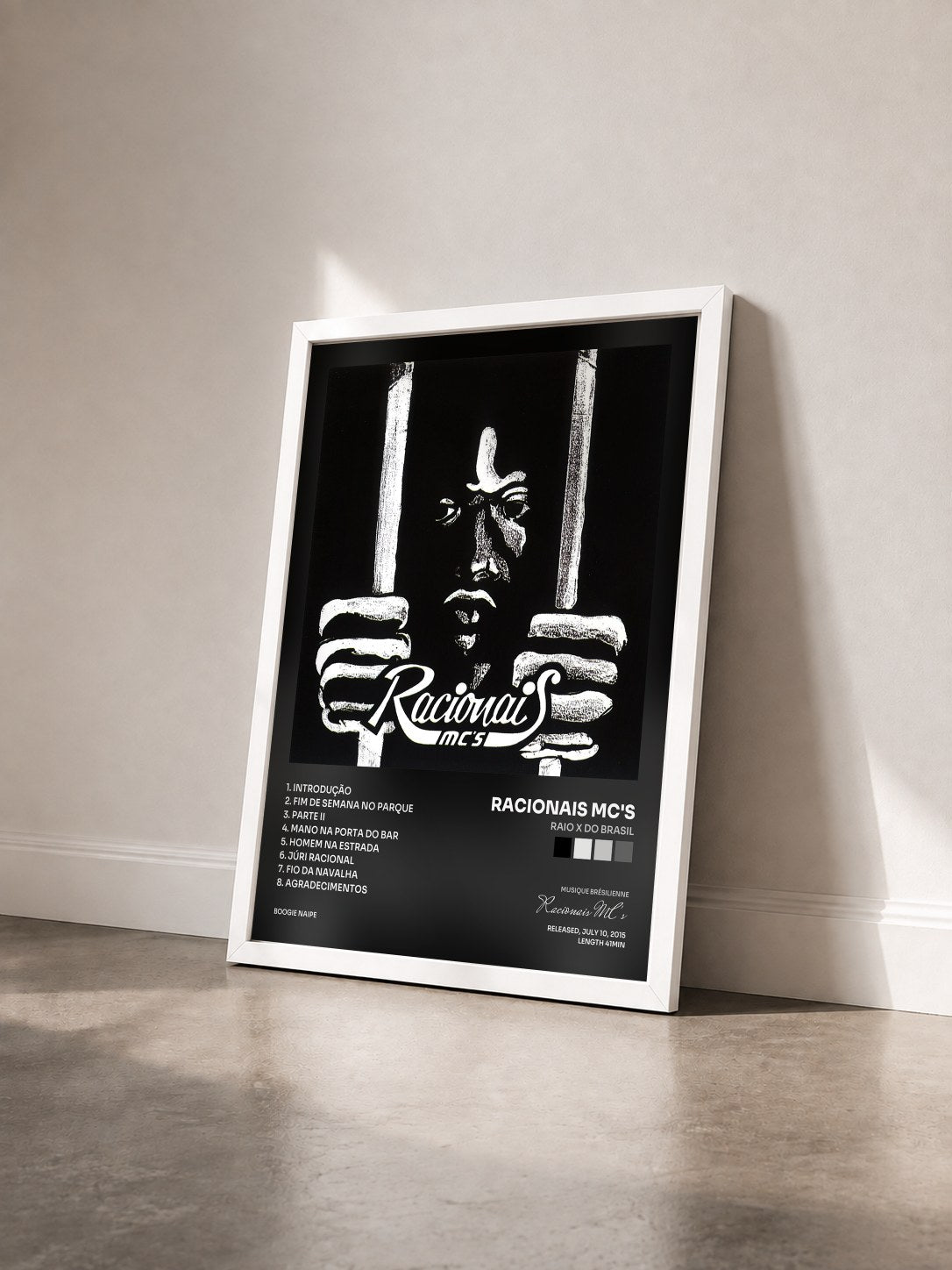 #blanc Tableau de l'album Raio X do Brasil de Racionais MC's vu de trois quarts, cadre blanc