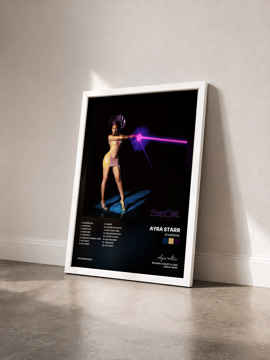 #blanc Tableau de l'album Starrgirl de Ayra Starr vu de trois quarts, cadre blanc