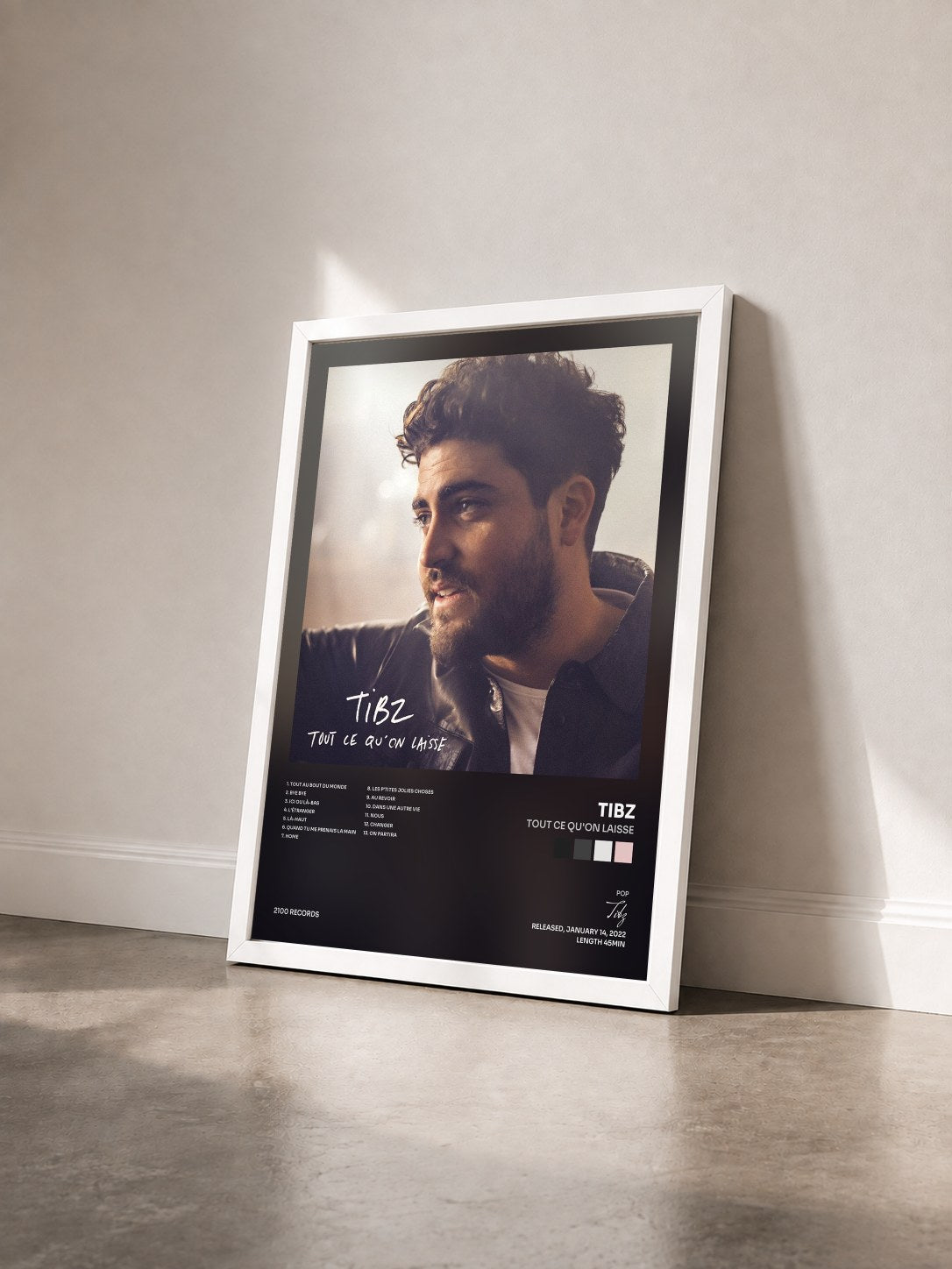 #blanc Tableau de l'album Tout ce qu'on laisse de Tibz vu de trois quarts, cadre blanc