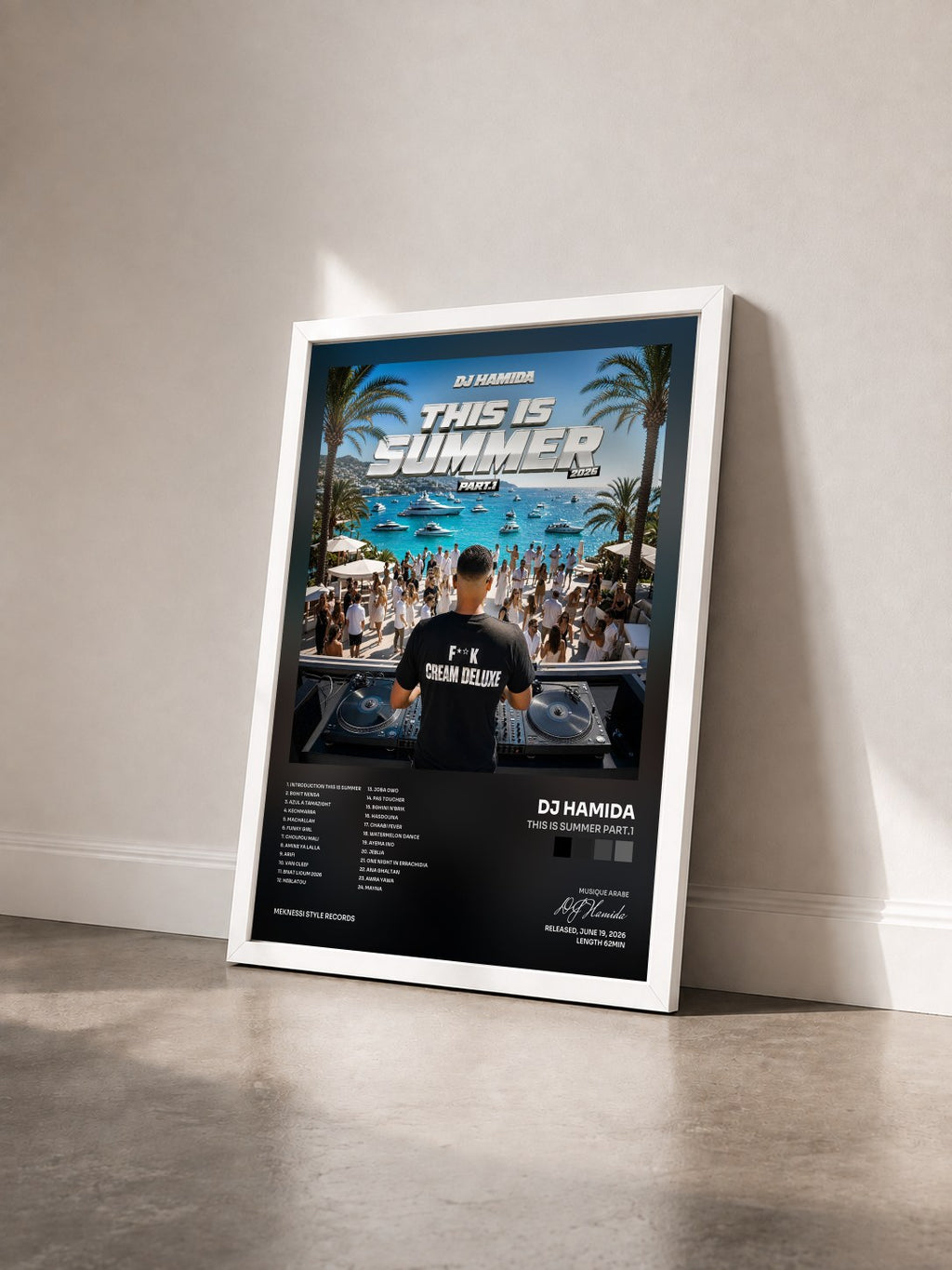 #blanc Tableau de l'album THIS IS SUMMER PART.1 de DJ Hamida vu de trois quarts, cadre blanc