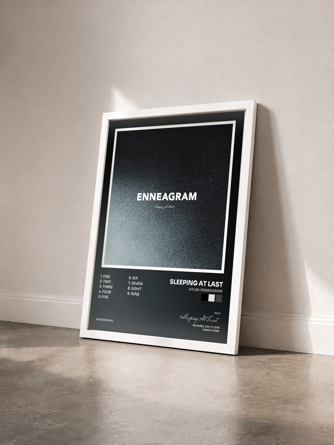 #blanc Tableau de l'album Atlas: Enneagram de Sleeping At Last vu de trois quarts, cadre blanc