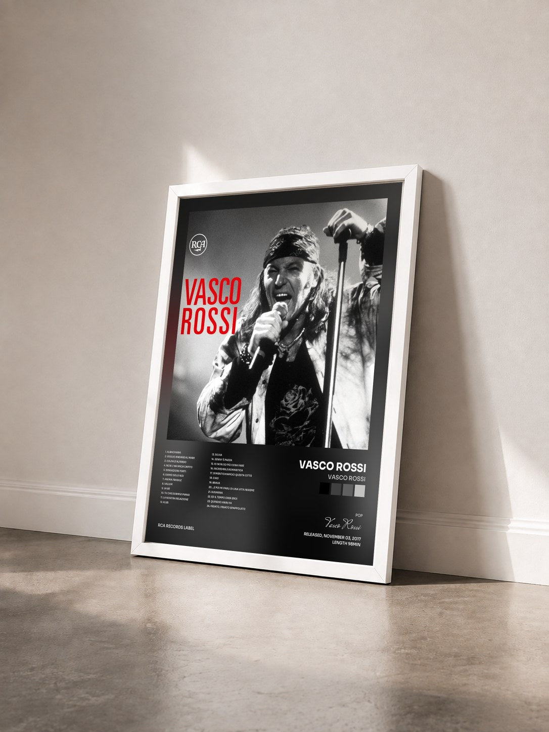 #blanc Tableau de l'album Vasco Rossi de Vasco Rossi vu de trois quarts, cadre blanc