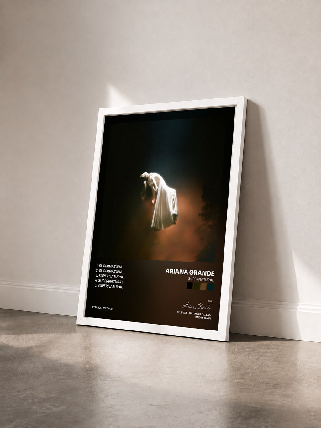 #blanc Tableau de l'album supernatural de Ariana Grande vu de trois quarts, cadre blanc