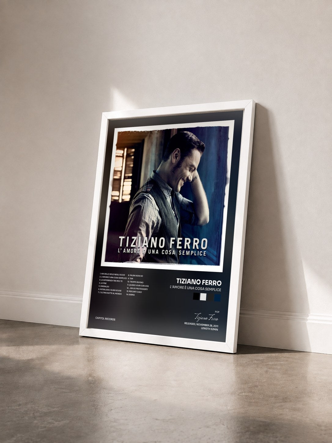 #blanc Tableau de l'album L'Amore è Una Cosa Semplice de Tiziano Ferro vu de trois quarts, cadre blanc