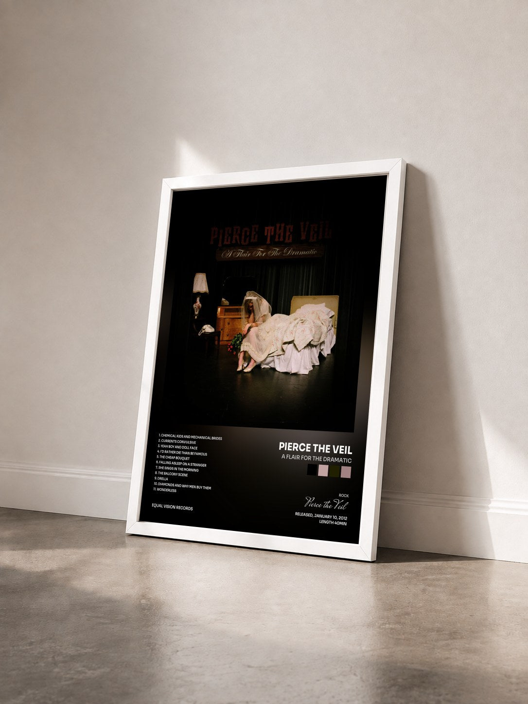 #blanc Tableau de l'album A Flair For The Dramatic de Pierce the Veil vu de trois quarts, cadre blanc