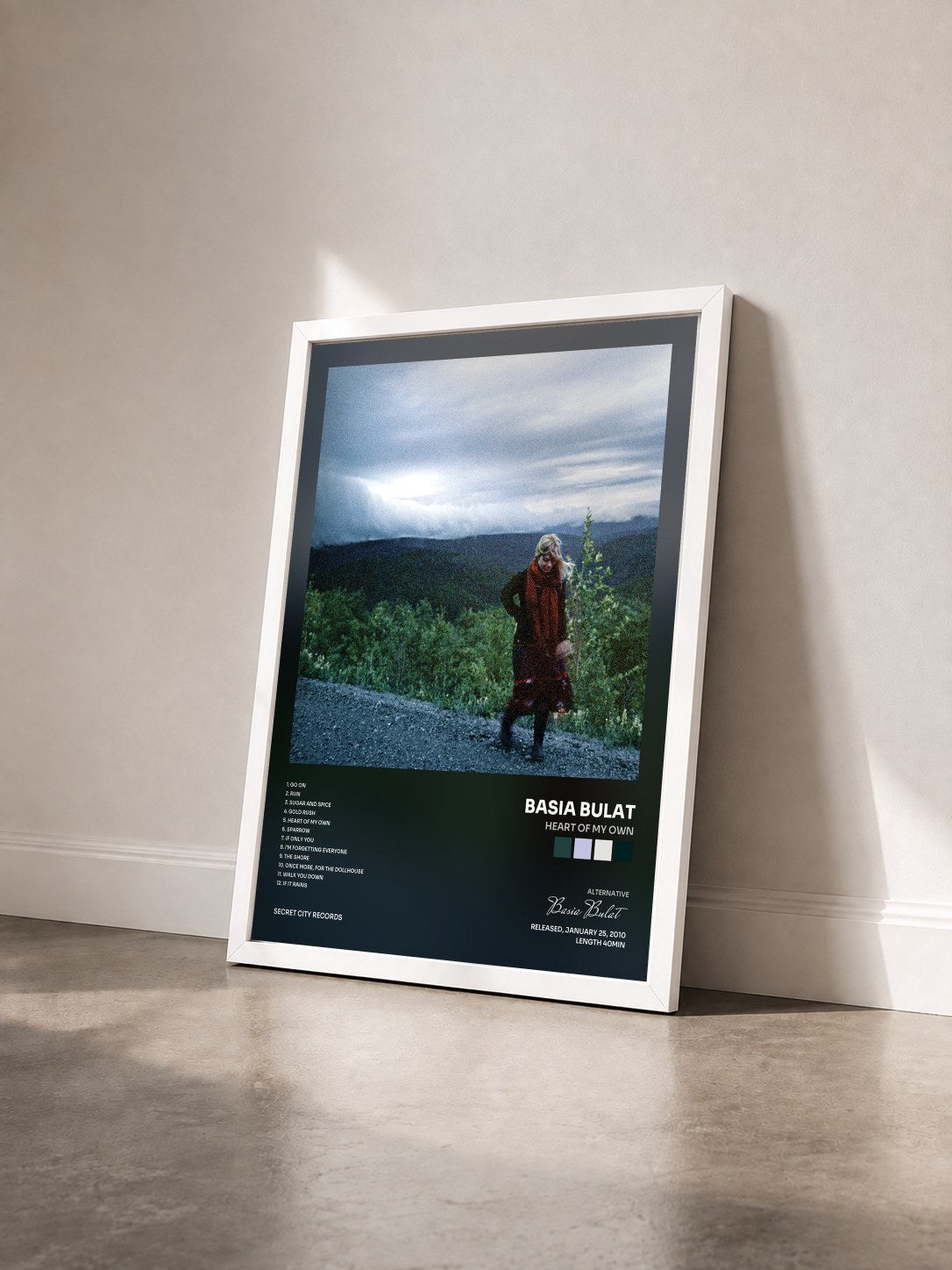 #blanc Tableau de l'album Heart Of My Own de Basia Bulat vu de trois quarts, cadre blanc