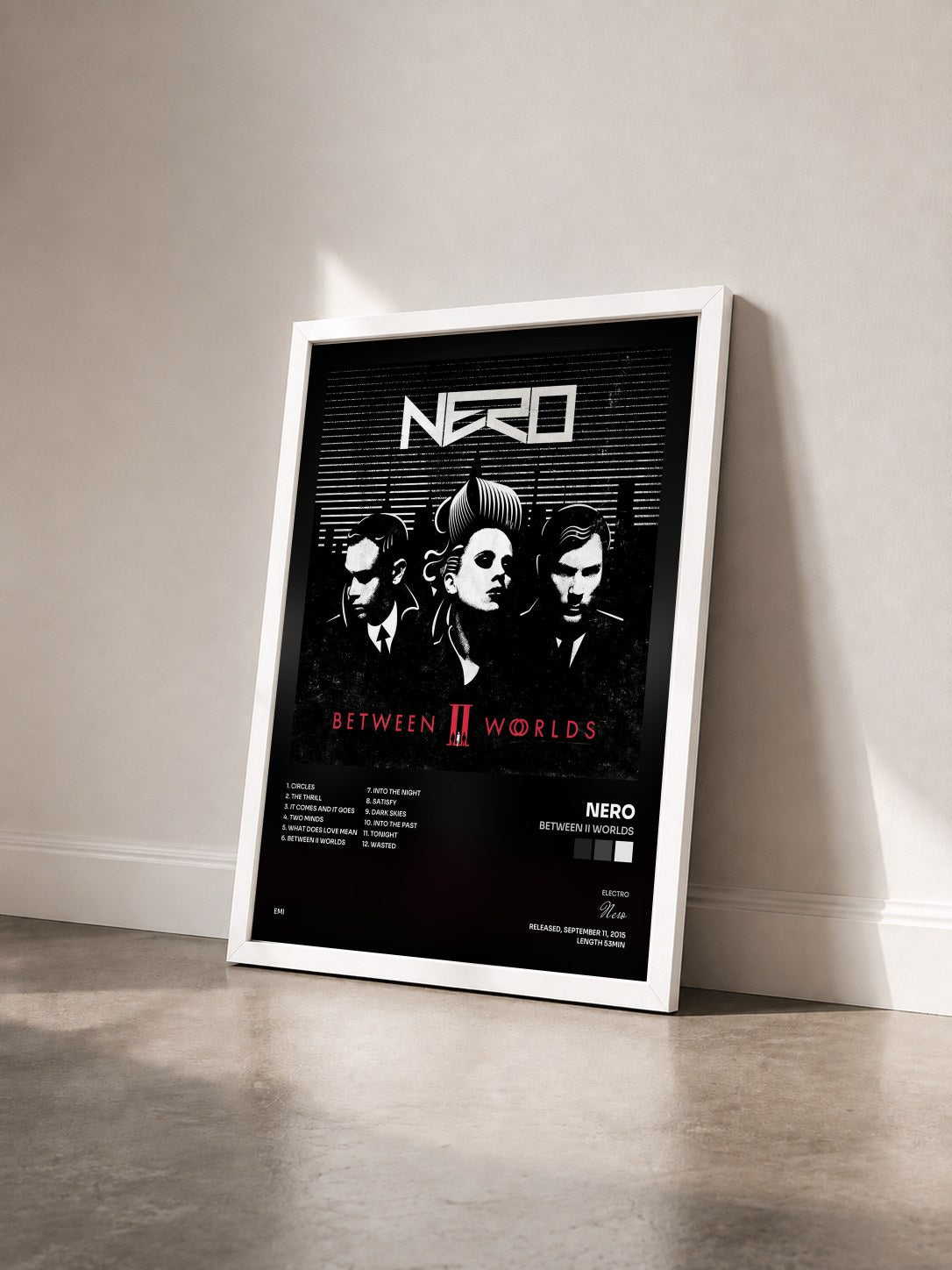 #blanc Tableau de l'album Between II Worlds de Nero vu de trois quarts, cadre blanc