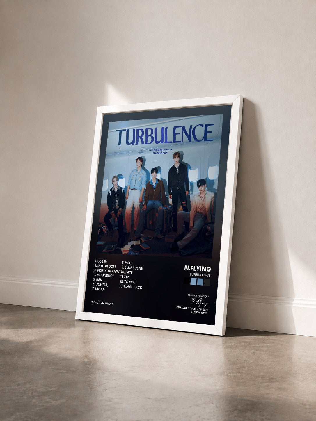 #blanc Tableau de l'album TURBULENCE de N.Flying vu de trois quarts, cadre blanc