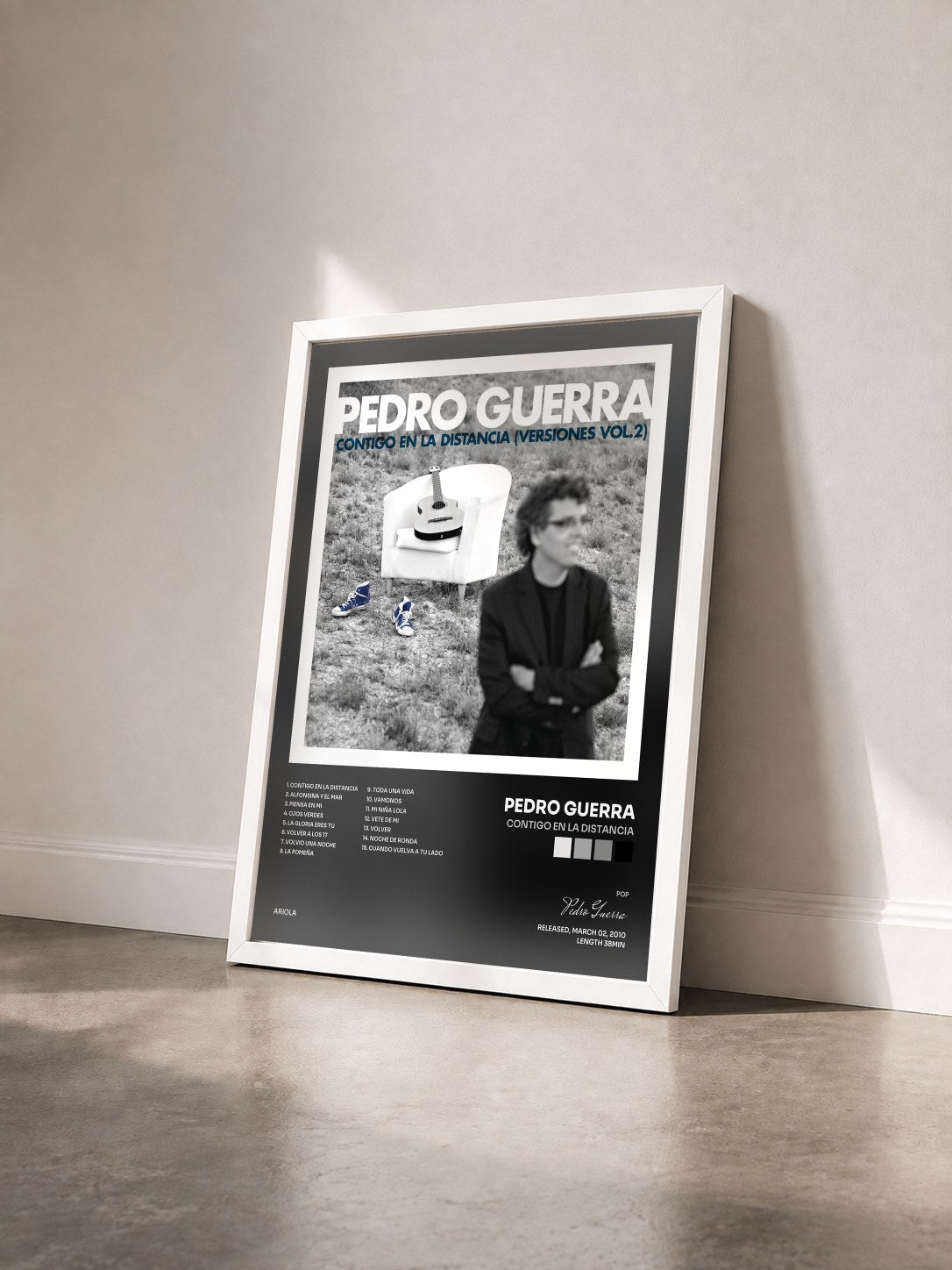 #blanc Tableau de l'album Contigo En La Distancia de Pedro Guerra vu de trois quarts, cadre blanc