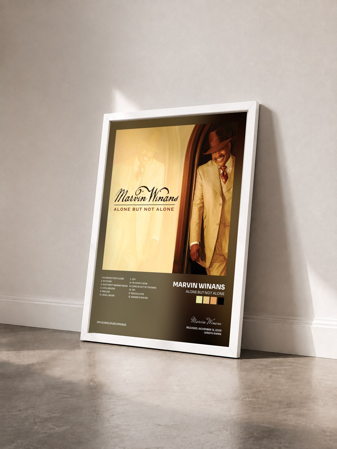 #blanc Tableau de l'album Alone But Not Alone de Marvin Winans vu de trois quarts, cadre blanc