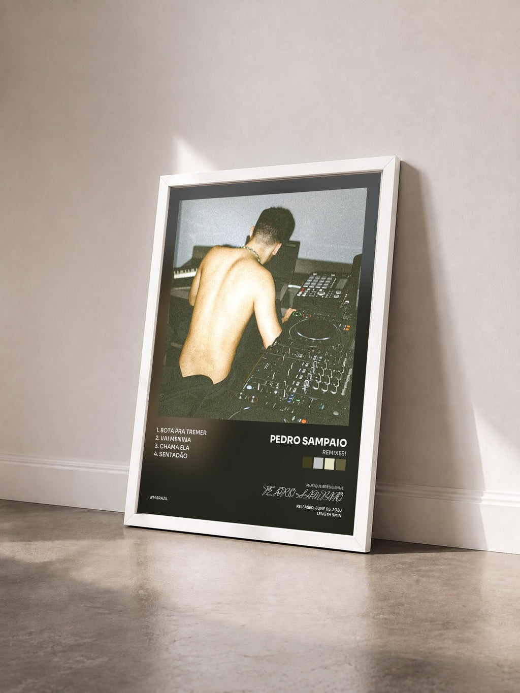 #blanc Tableau de l'album REMIXES! de PEDRO SAMPAIO vu de trois quarts, cadre blanc