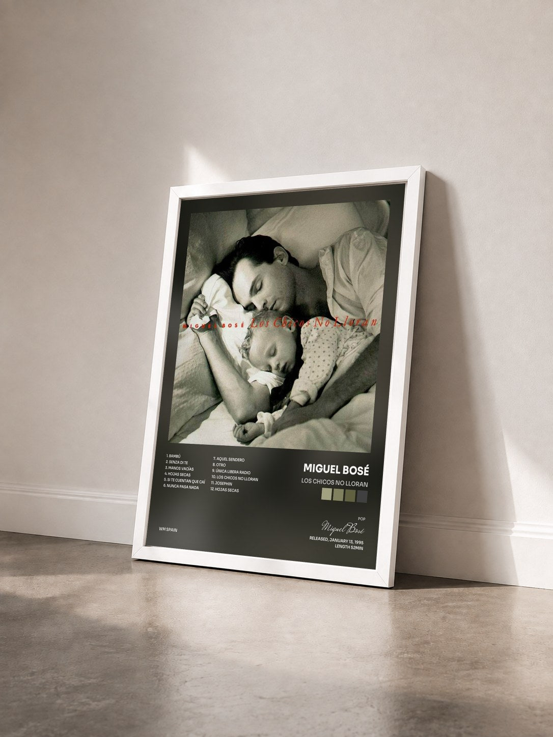 #blanc Tableau de l'album Los Chicos No Lloran de Miguel Bosé vu de trois quarts, cadre blanc