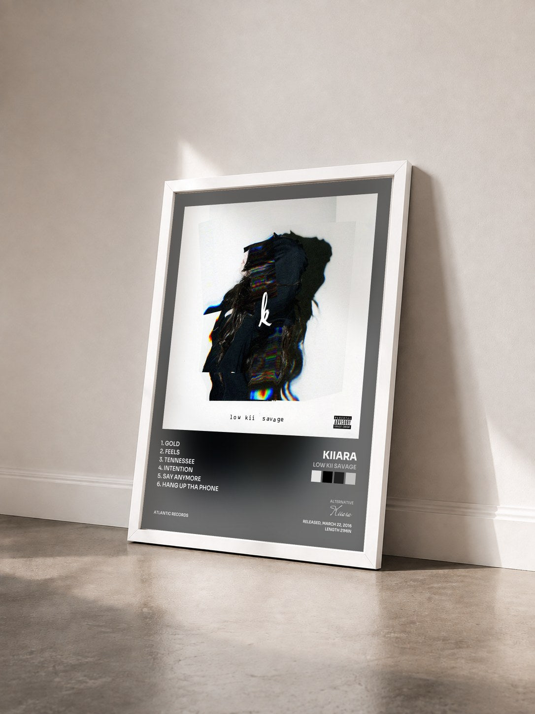 #blanc Tableau de l'album low kii savage de Kiiara vu de trois quarts, cadre blanc