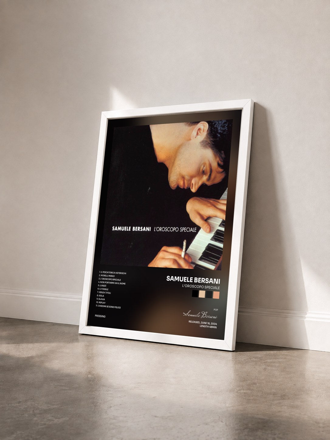 #blanc Tableau de l'album l'Oroscopo Speciale de Samuele Bersani vu de trois quarts, cadre blanc