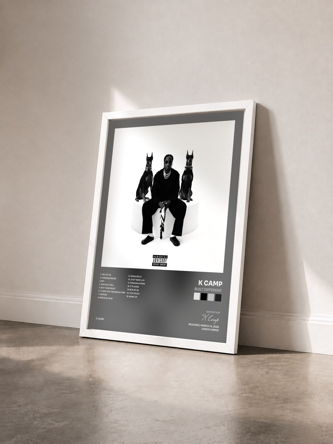 #blanc Tableau de l'album Built Different de K Camp vu de trois quarts, cadre blanc