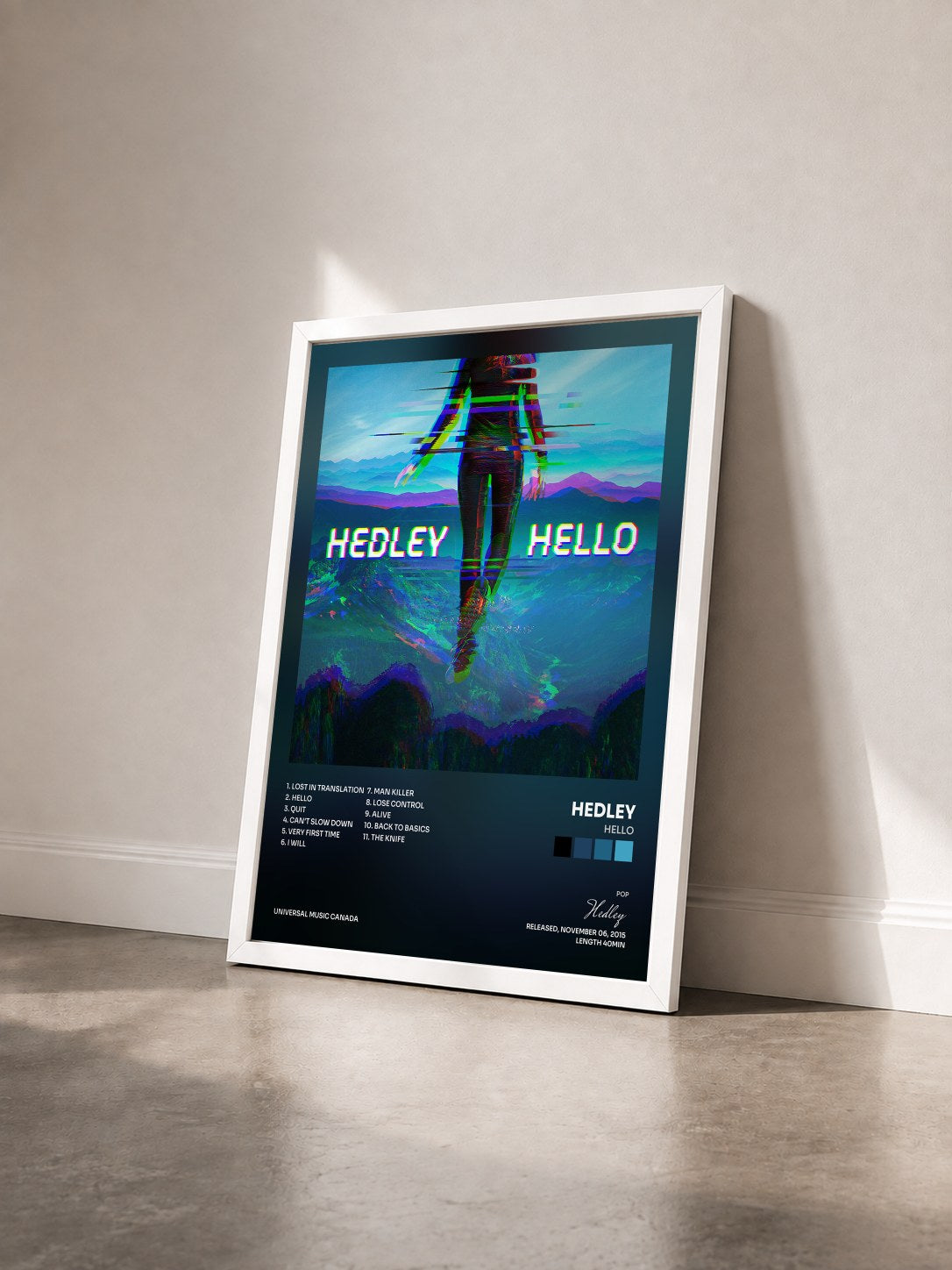 #blanc Tableau de l'album Hello de Hedley vu de trois quarts, cadre blanc