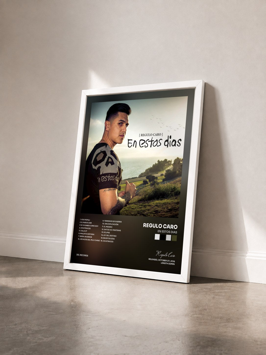 #blanc Tableau de l'album En Estos Dias de Regulo Caro vu de trois quarts, cadre blanc
