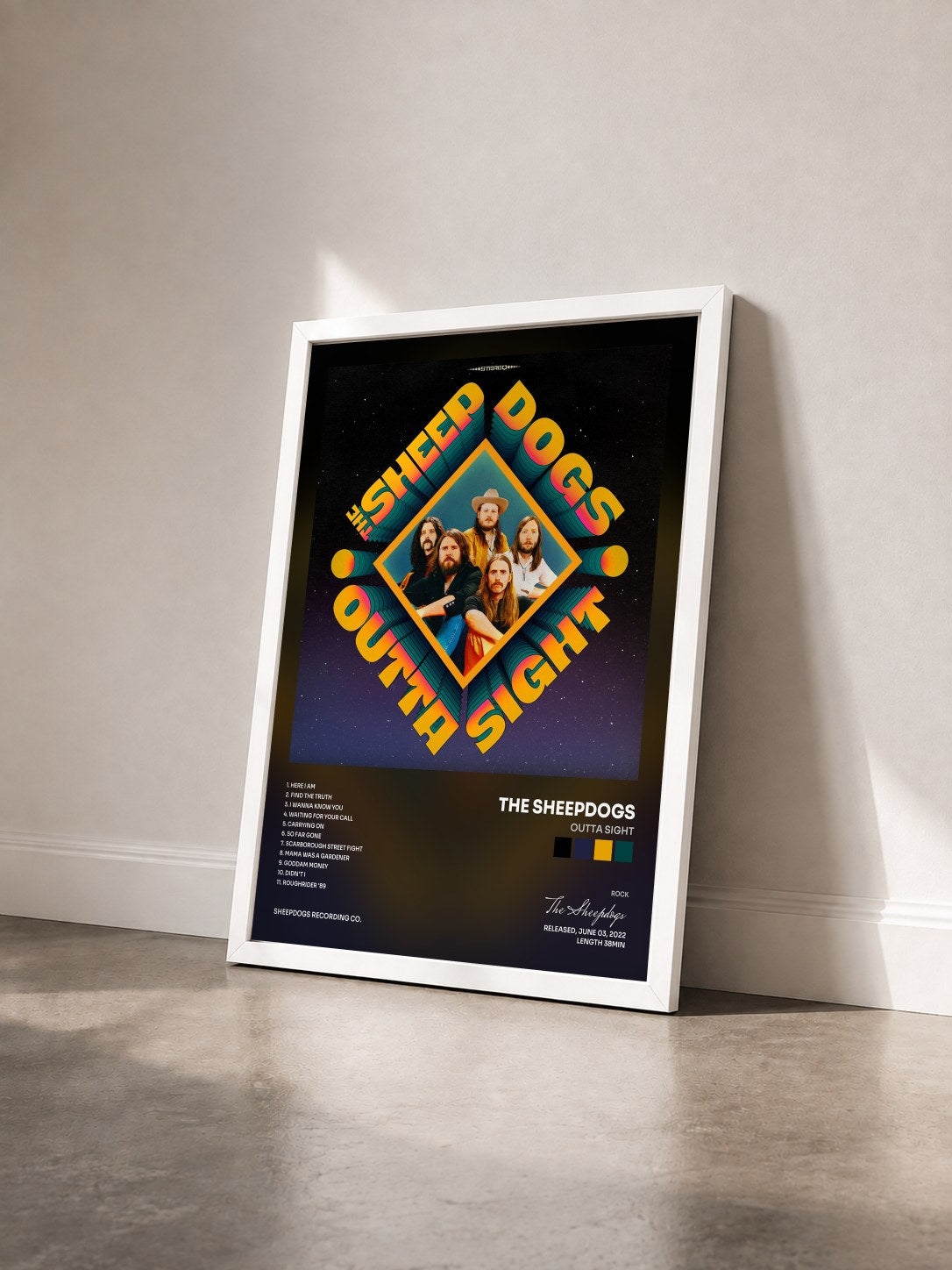 #blanc Tableau de l'album Outta Sight de The Sheepdogs vu de trois quarts, cadre blanc