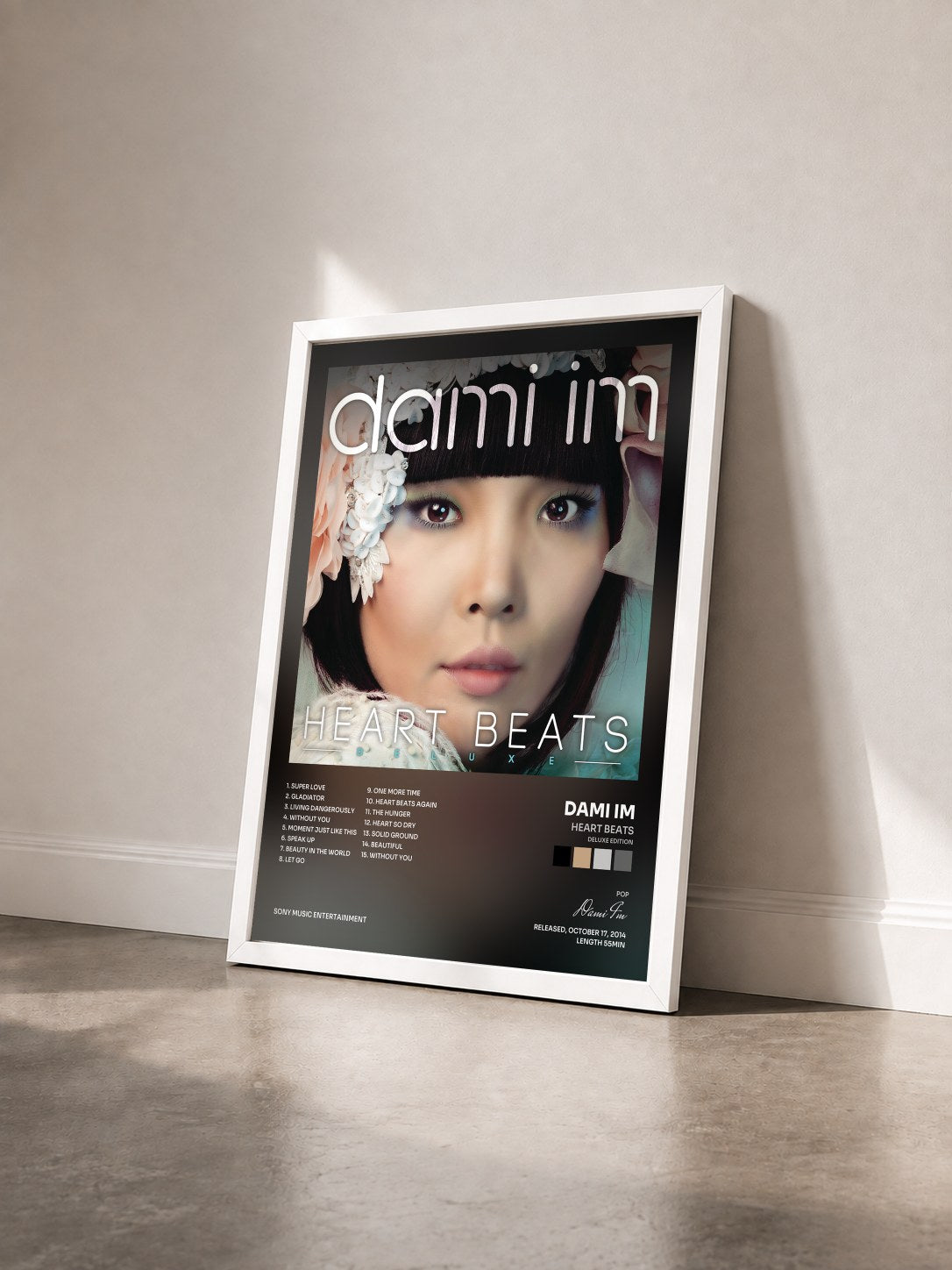 #blanc Tableau de l'album Heart Beats (Deluxe Edition) de Dami Im vu de trois quarts, cadre blanc