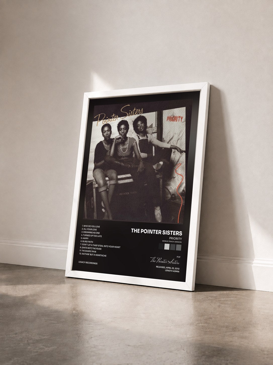 #blanc Tableau de l'album Priority (Bonus Track Version) de The Pointer Sisters vu de trois quarts, cadre blanc