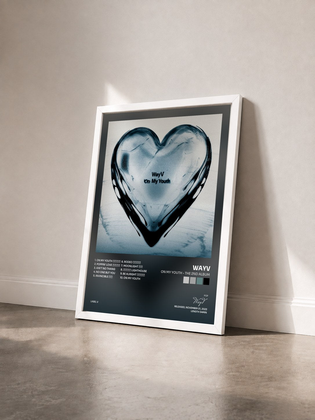 #blanc Tableau de l'album On My Youth - The 2nd Album de WayV vu de trois quarts, cadre blanc