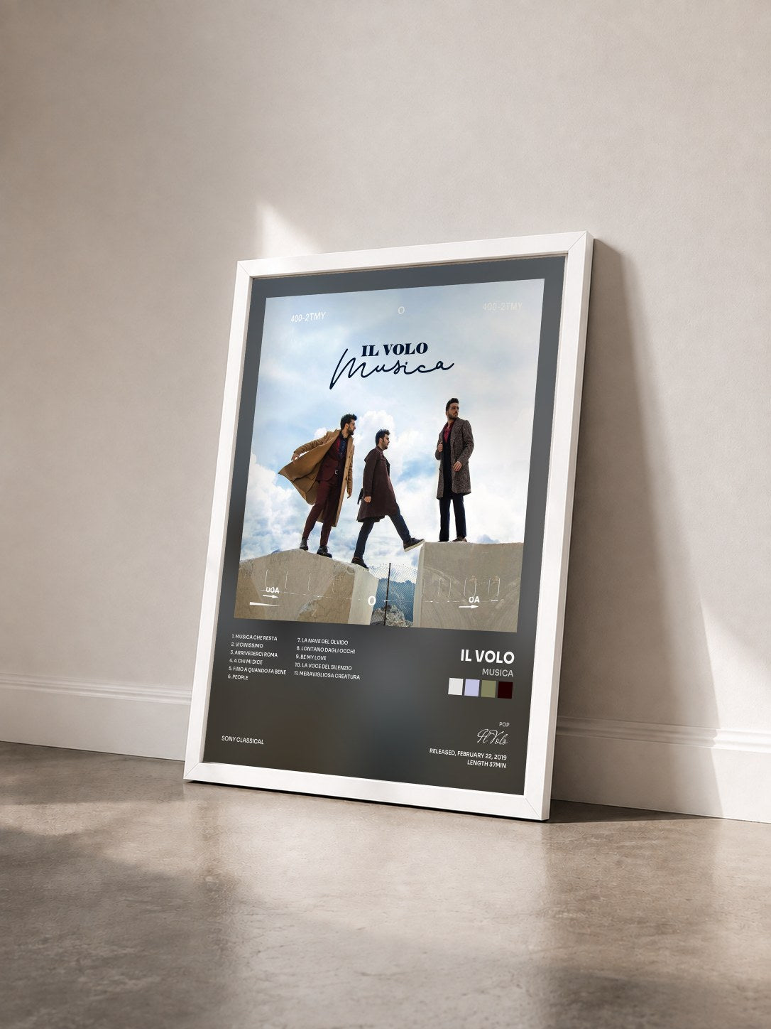 #blanc Tableau de l'album Musica de Il Volo vu de trois quarts, cadre blanc
