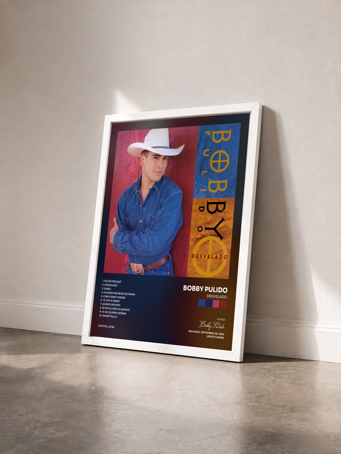 #blanc Tableau de l'album Desvelado de Bobby Pulido vu de trois quarts, cadre blanc