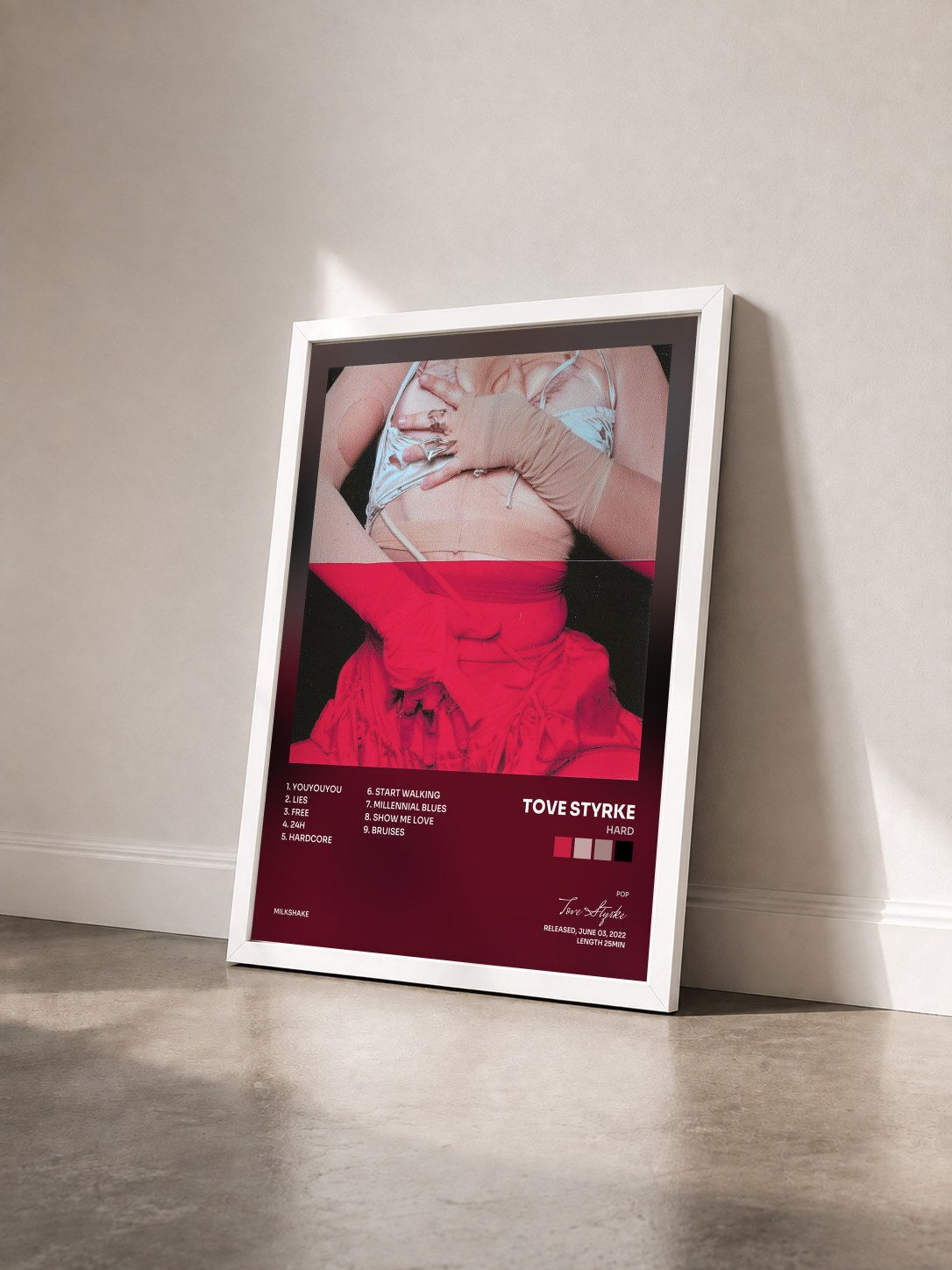#blanc Tableau de l'album HARD de Tove Styrke vu de trois quarts, cadre blanc