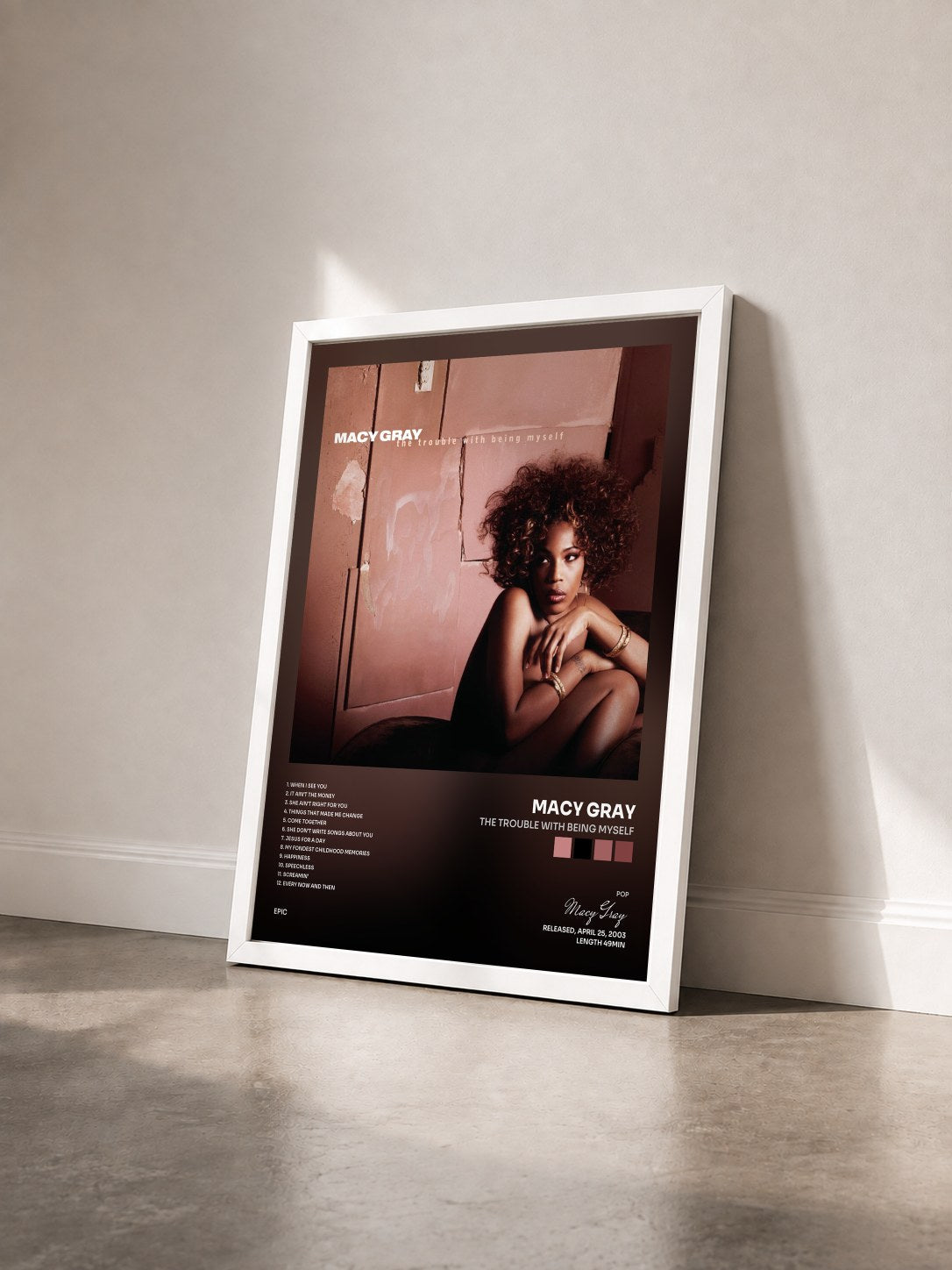 #blanc Tableau de l'album The Trouble With Being Myself de Macy Gray vu de trois quarts, cadre blanc