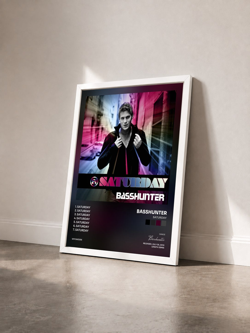 #blanc Saturday von Basshunter als gerahmter Kunstdruck von schräg gesehen, weißer Rahmen