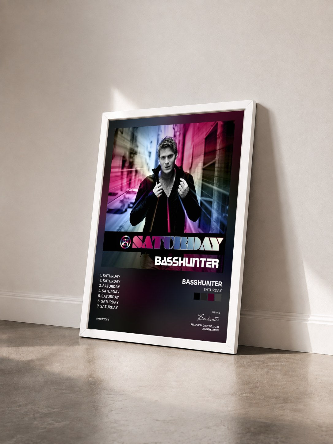 #blanc Tableau de l'album Saturday de Basshunter vu de trois quarts, cadre blanc