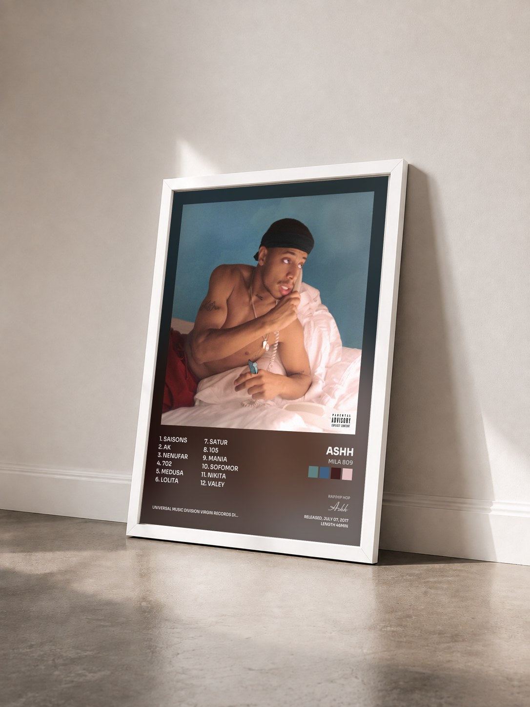 #blanc Tableau de l'album Mila 809 de Ashh vu de trois quarts, cadre blanc