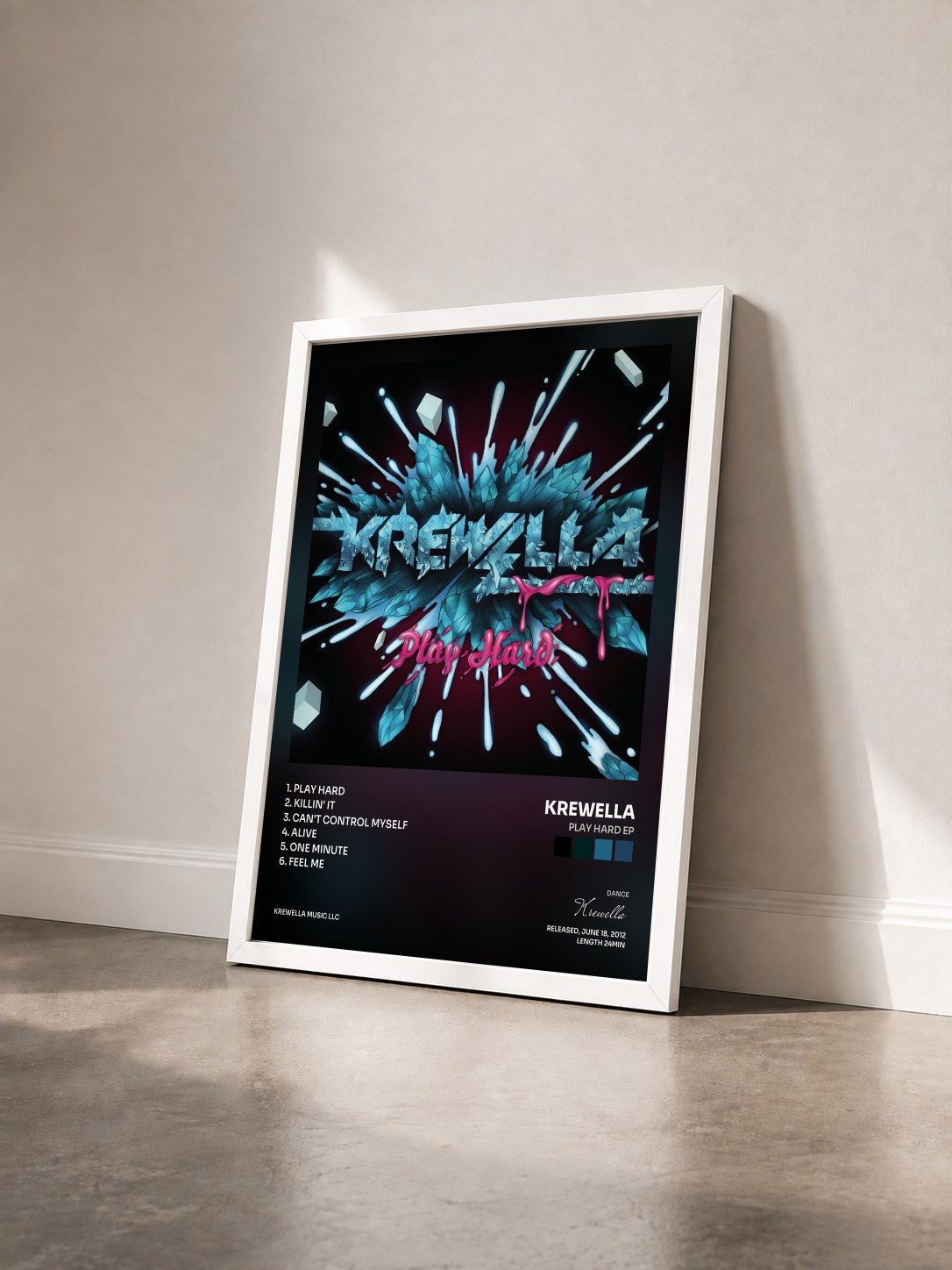 #blanc Tableau de l'album Play Hard EP de Krewella vu de trois quarts, cadre blanc