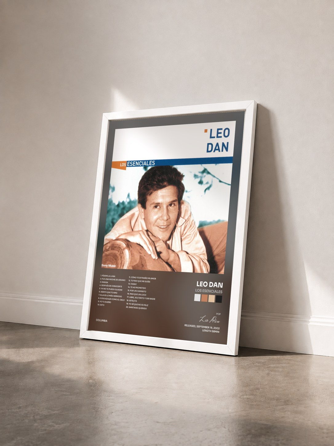 #blanc Tableau de l'album Los Esenciales de Leo Dan vu de trois quarts, cadre blanc