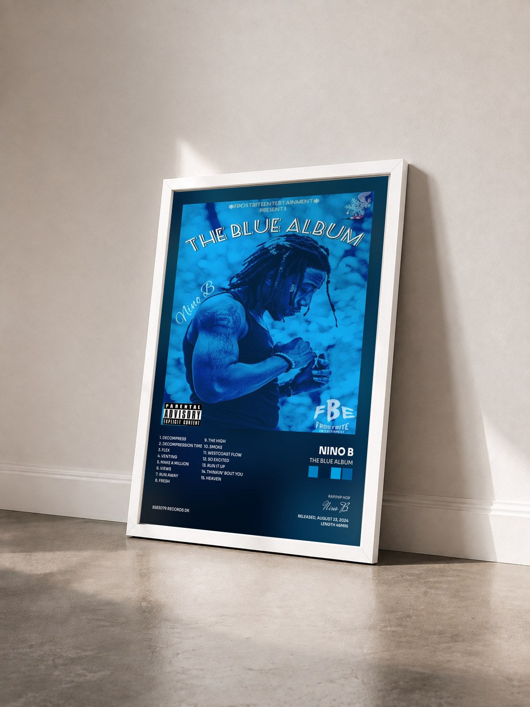 #blanc Tableau de l'album The Blue Album de Nino B vu de trois quarts, cadre blanc