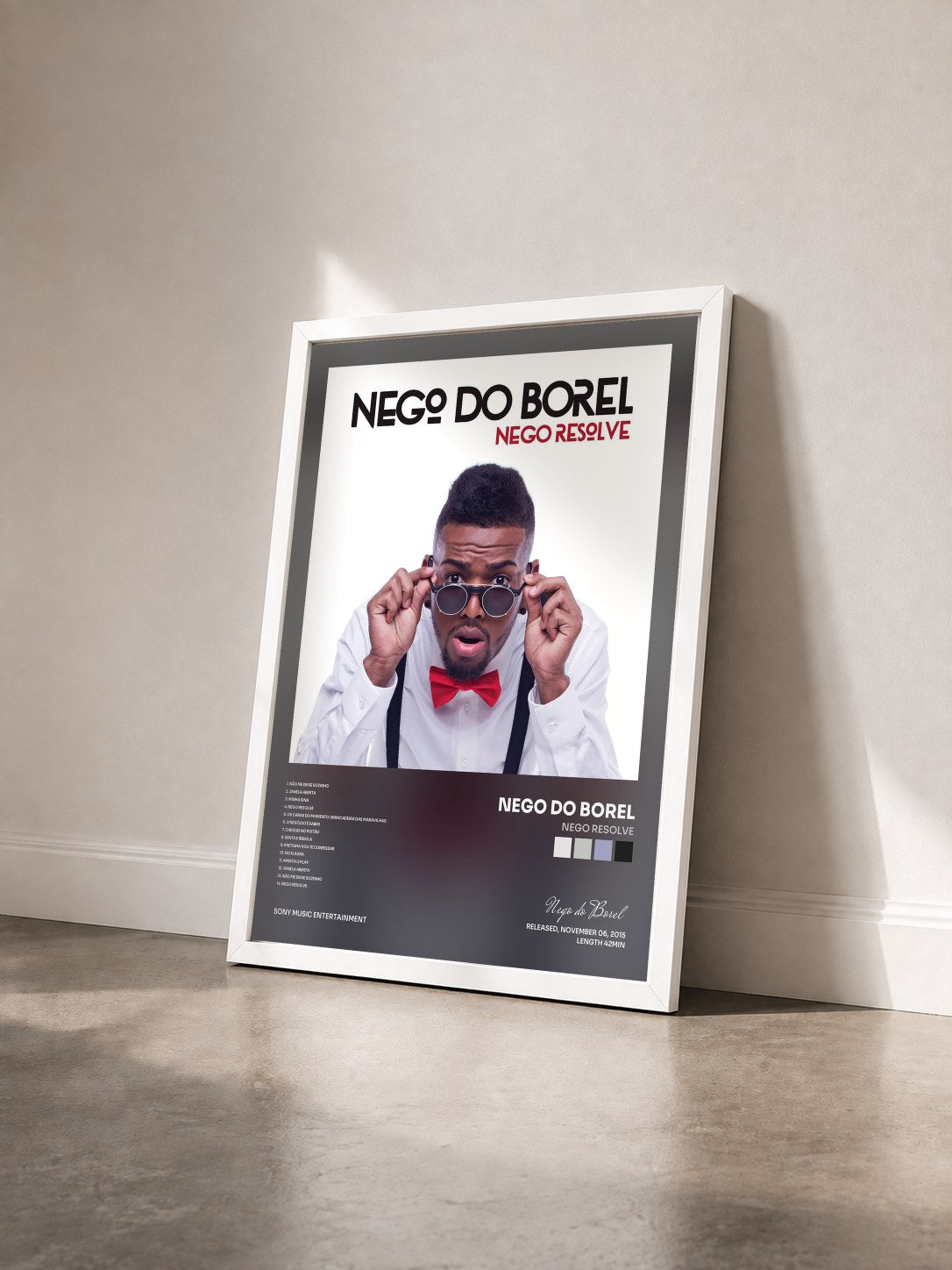 #blanc Tableau de l'album Nego Resolve de Nego do Borel vu de trois quarts, cadre blanc