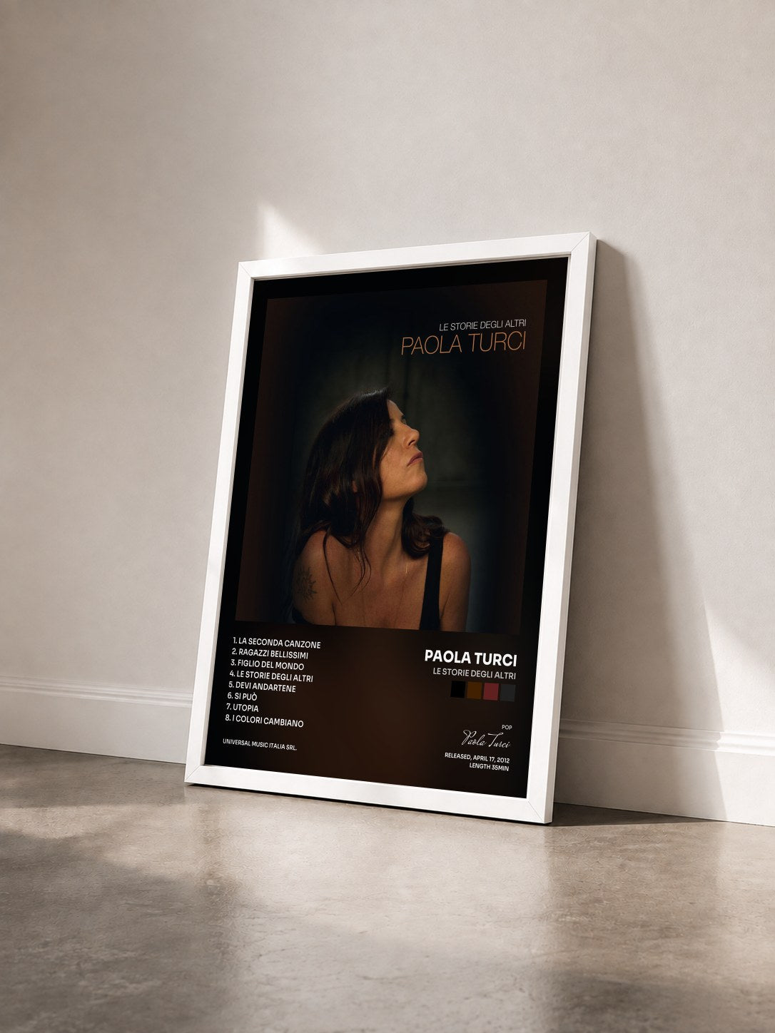 #blanc Tableau de l'album Le Storie Degli Altri de Paola Turci vu de trois quarts, cadre blanc