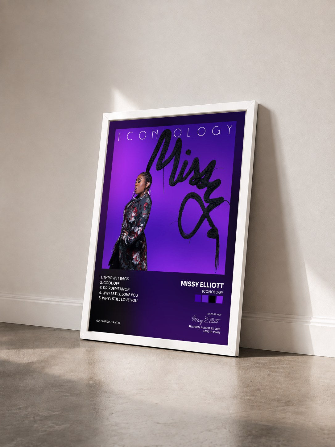 #blanc Tableau de l'album ICONOLOGY de Missy Elliott vu de trois quarts, cadre blanc