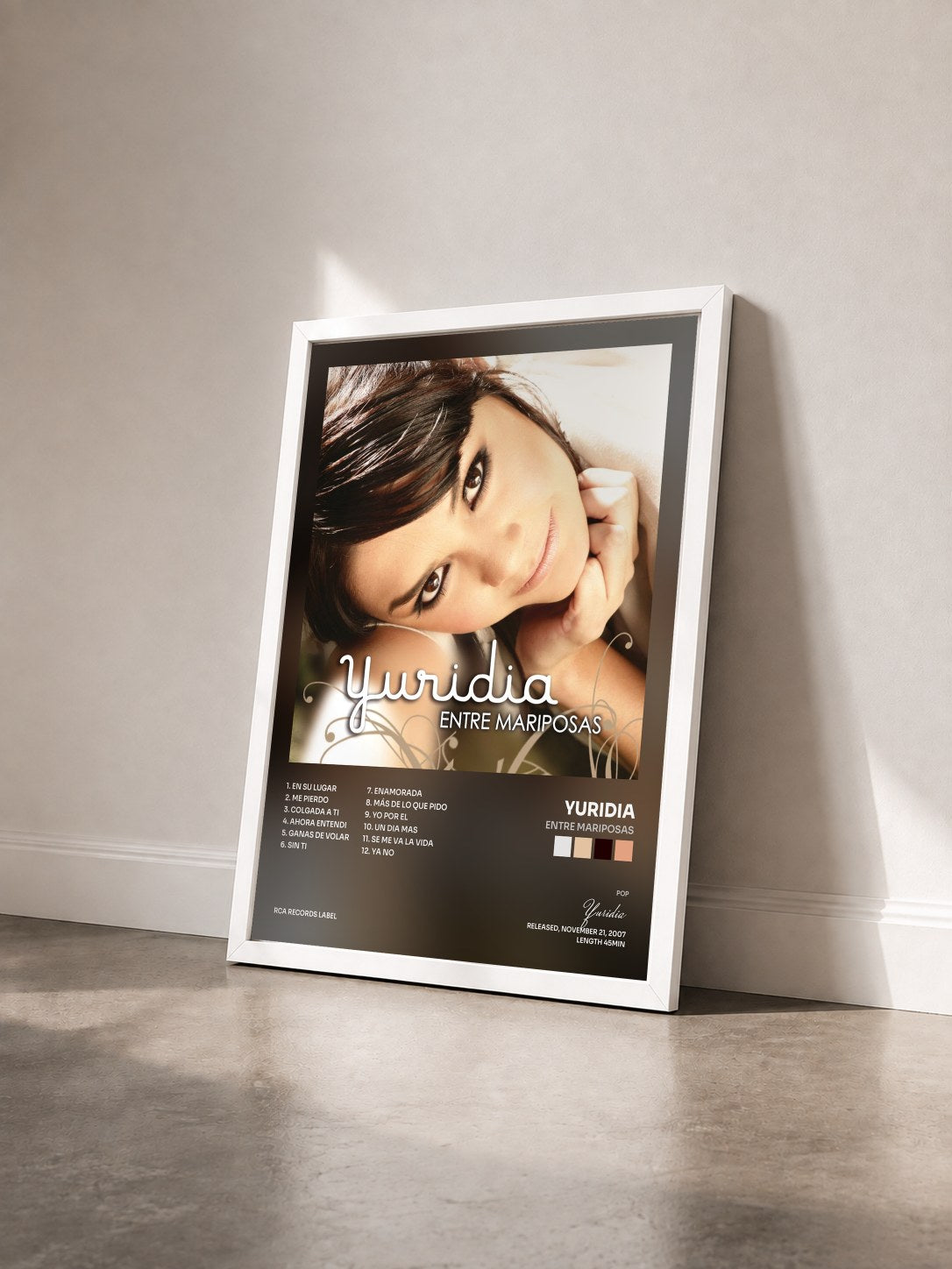 #blanc Tableau de l'album Entre Mariposas de Yuridia vu de trois quarts, cadre blanc