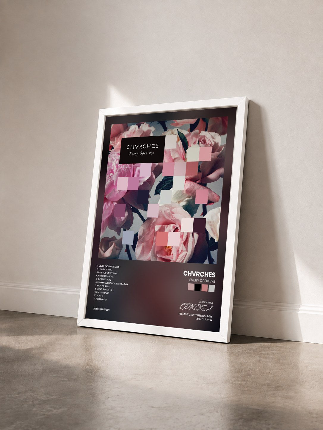 #blanc Tableau de l'album Every Open Eye de CHVRCHES vu de trois quarts, cadre blanc