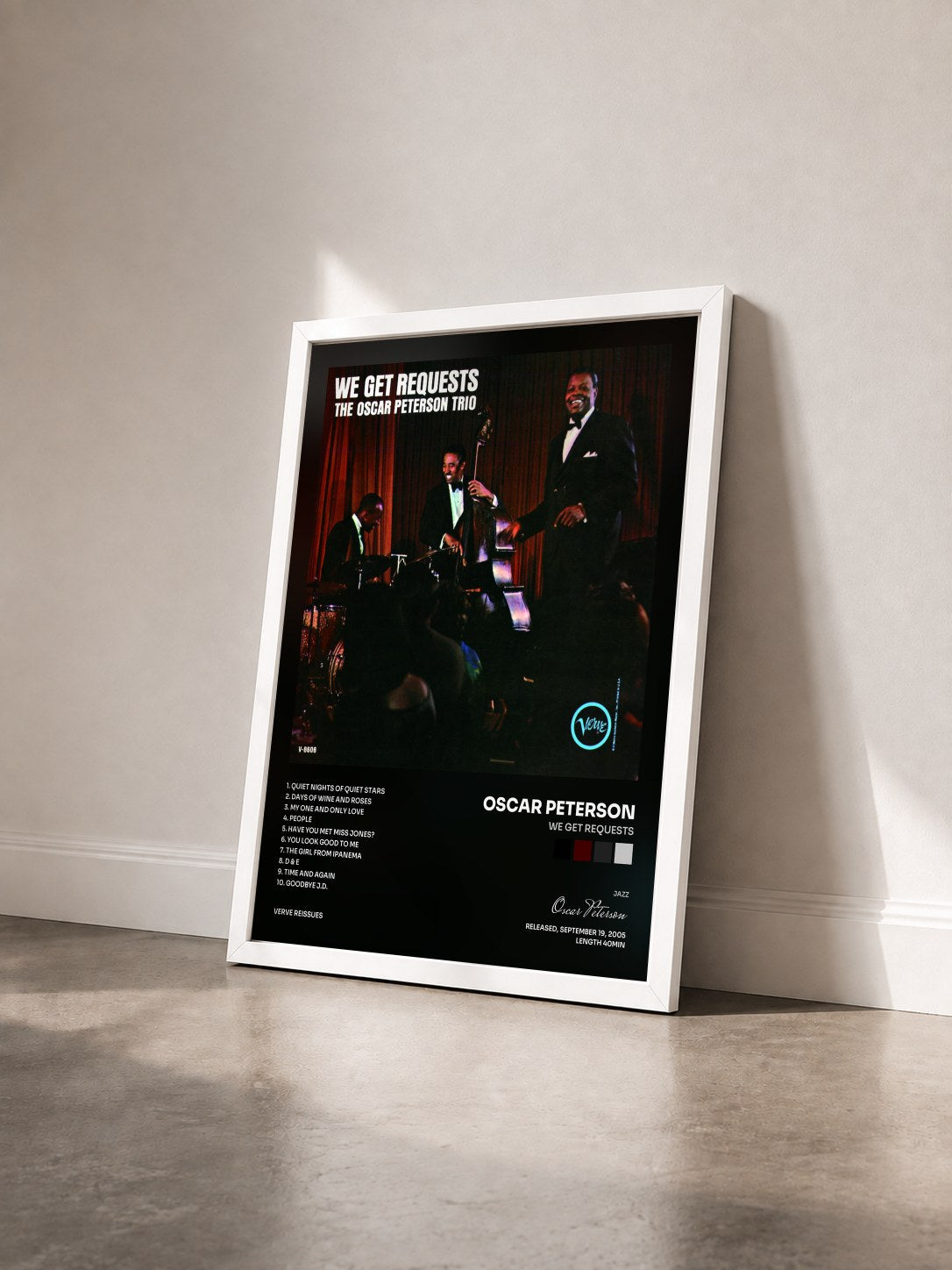 #blanc Tableau de l'album We Get Requests de Oscar Peterson vu de trois quarts, cadre blanc