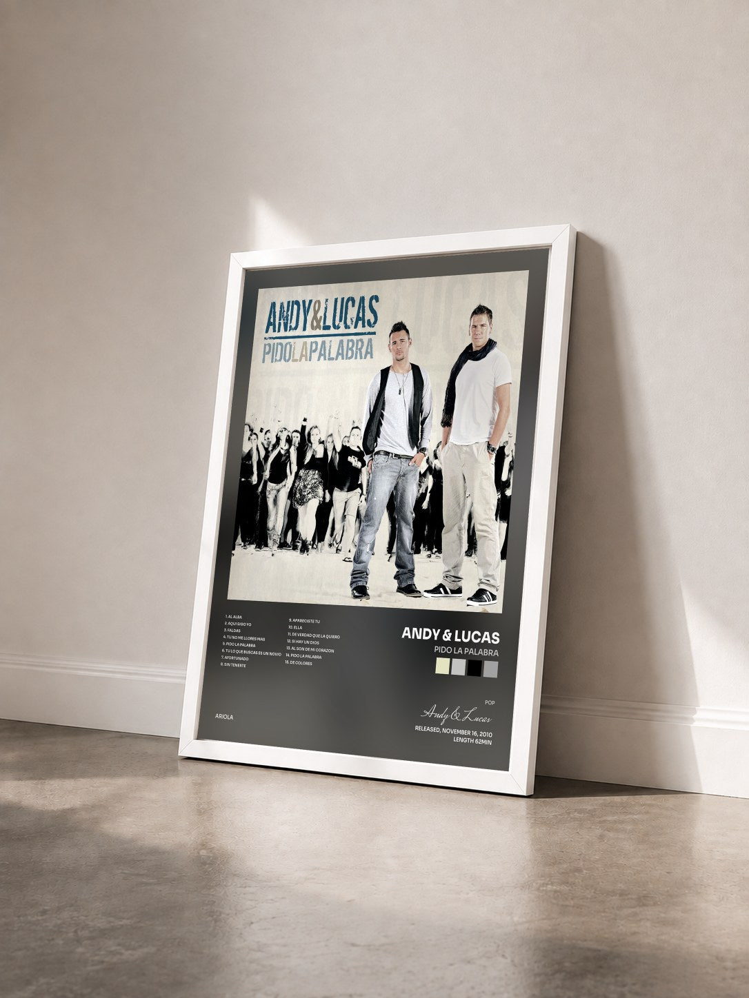 #blanc Tableau de l'album Pido La Palabra de Andy & Lucas vu de trois quarts, cadre blanc