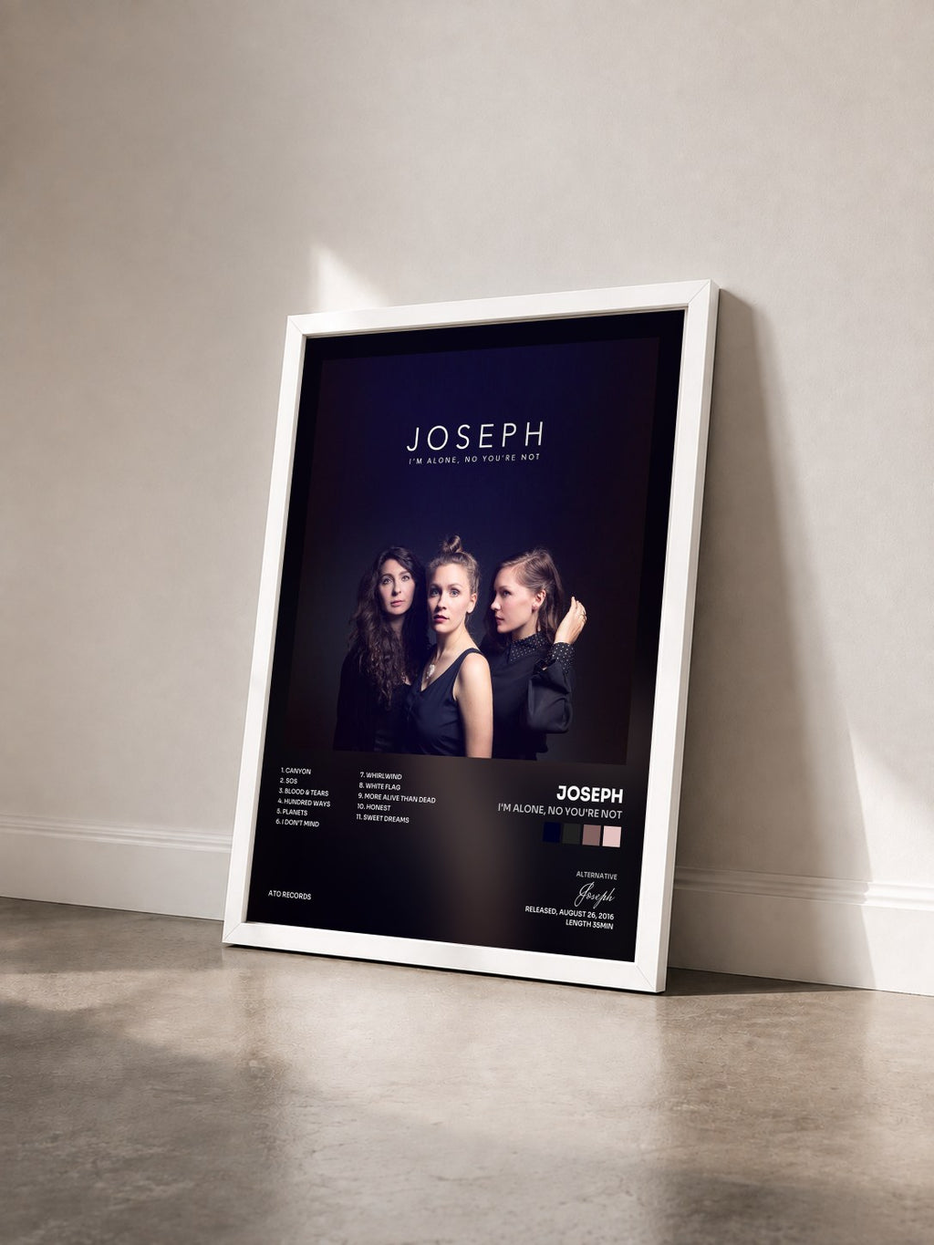 #blanc Tableau de l'album I'm Alone, No You're Not de Joseph vu de trois quarts, cadre blanc