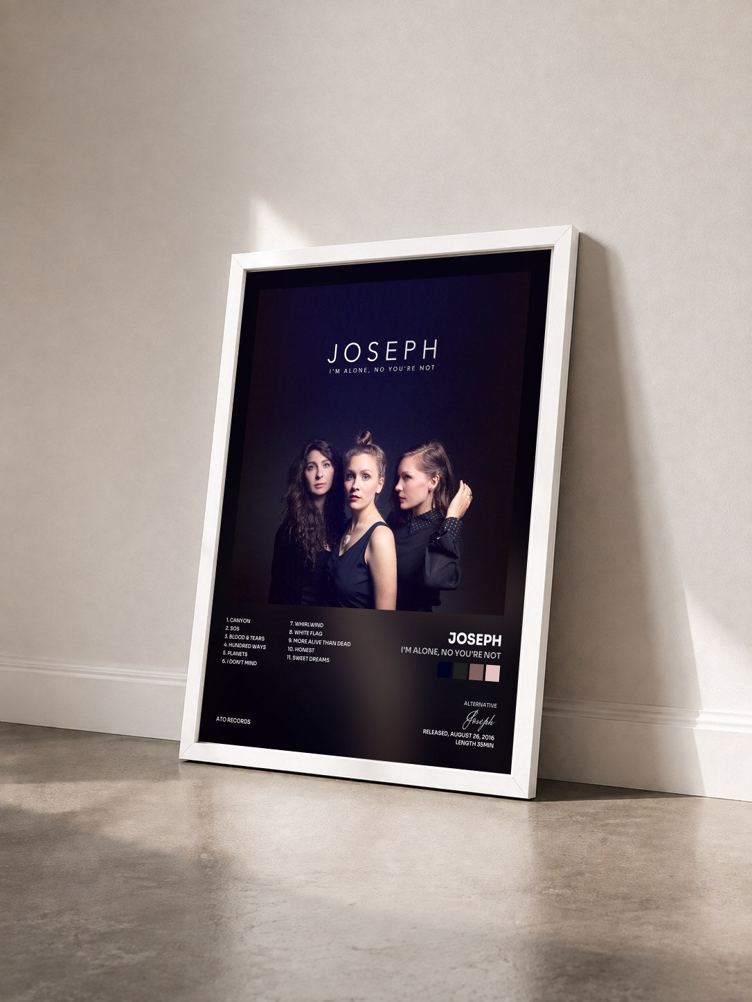 #blanc Tableau de l'album I'm Alone, No You're Not de Joseph vu de trois quarts, cadre blanc