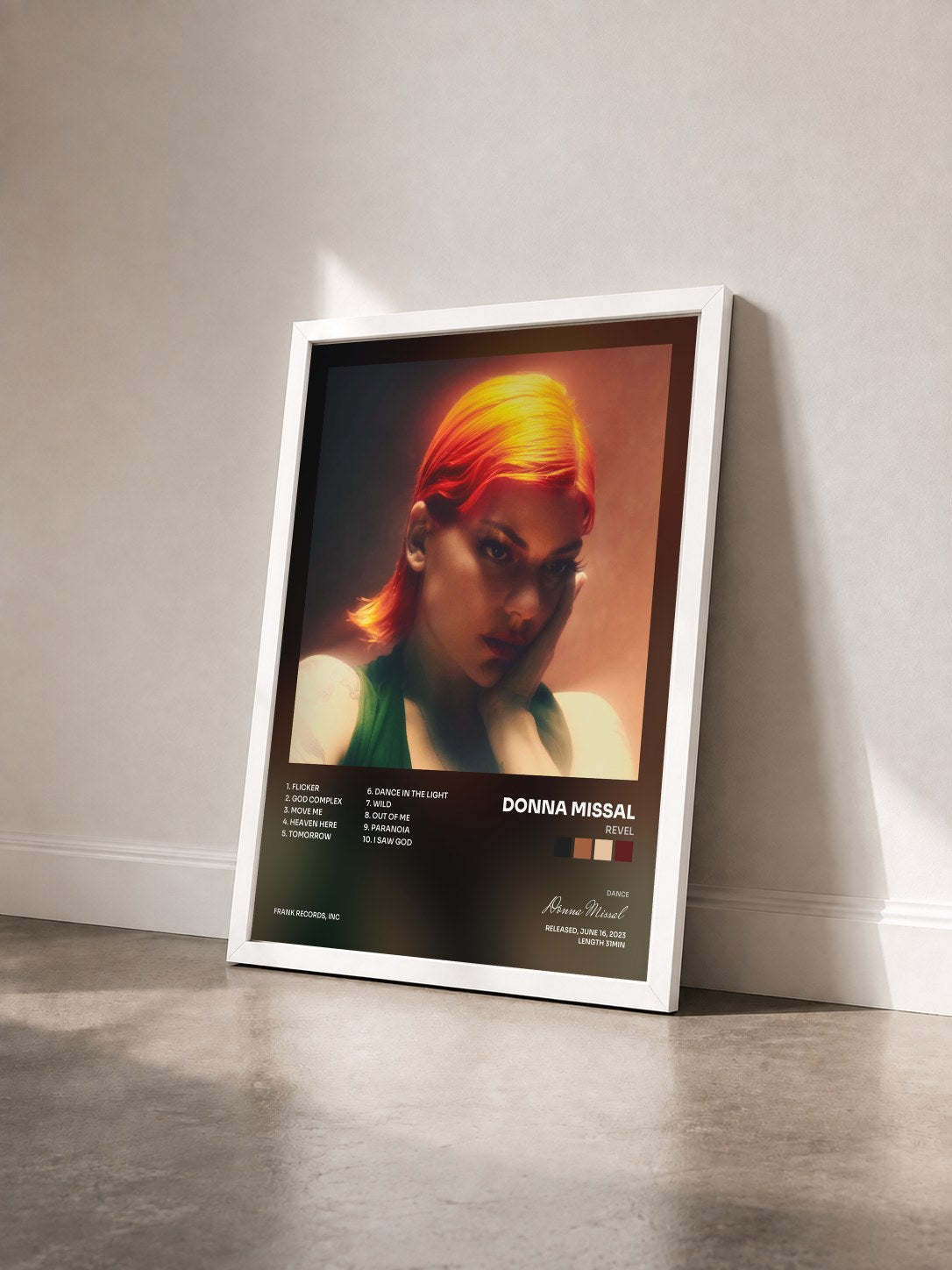 #blanc Tableau de l'album Revel de Donna Missal vu de trois quarts, cadre blanc