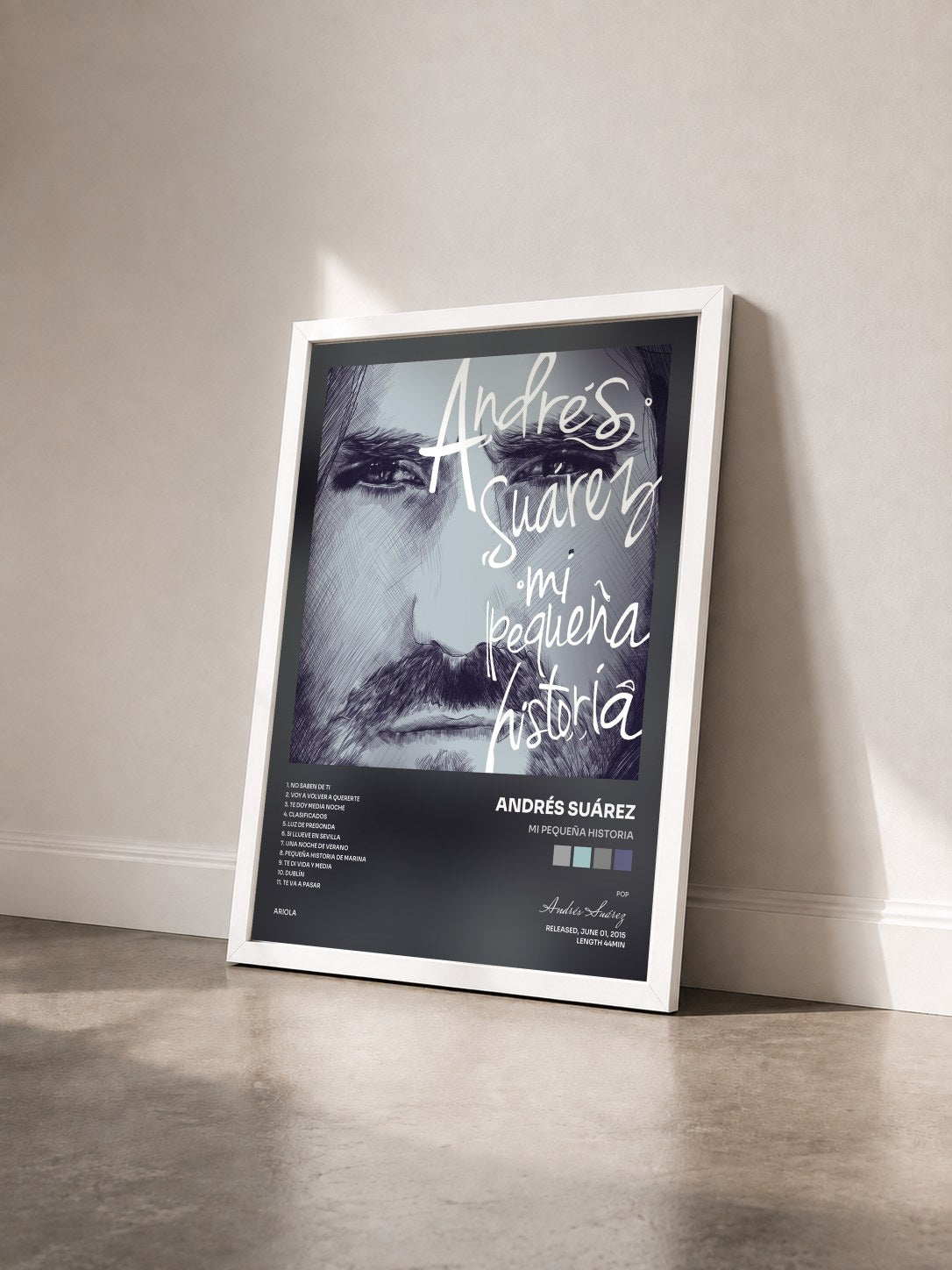 #blanc Tableau de l'album Mi Pequeña Historia de Andrés Suárez vu de trois quarts, cadre blanc