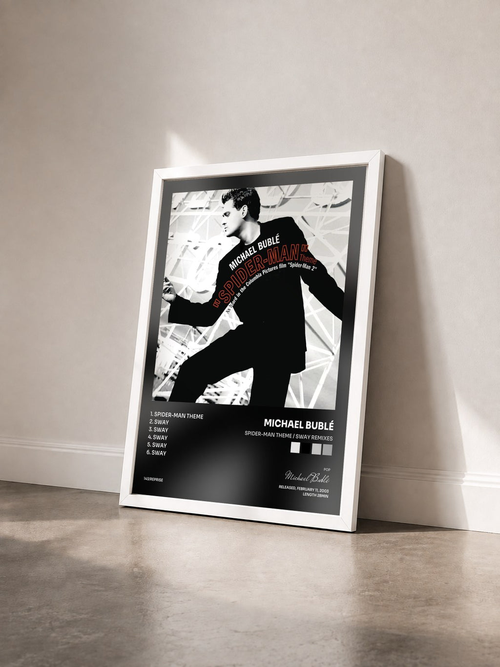 #blanc Tableau de l'album Spider-Man Theme / Sway Remixes de Michael Bublé vu de trois quarts, cadre blanc